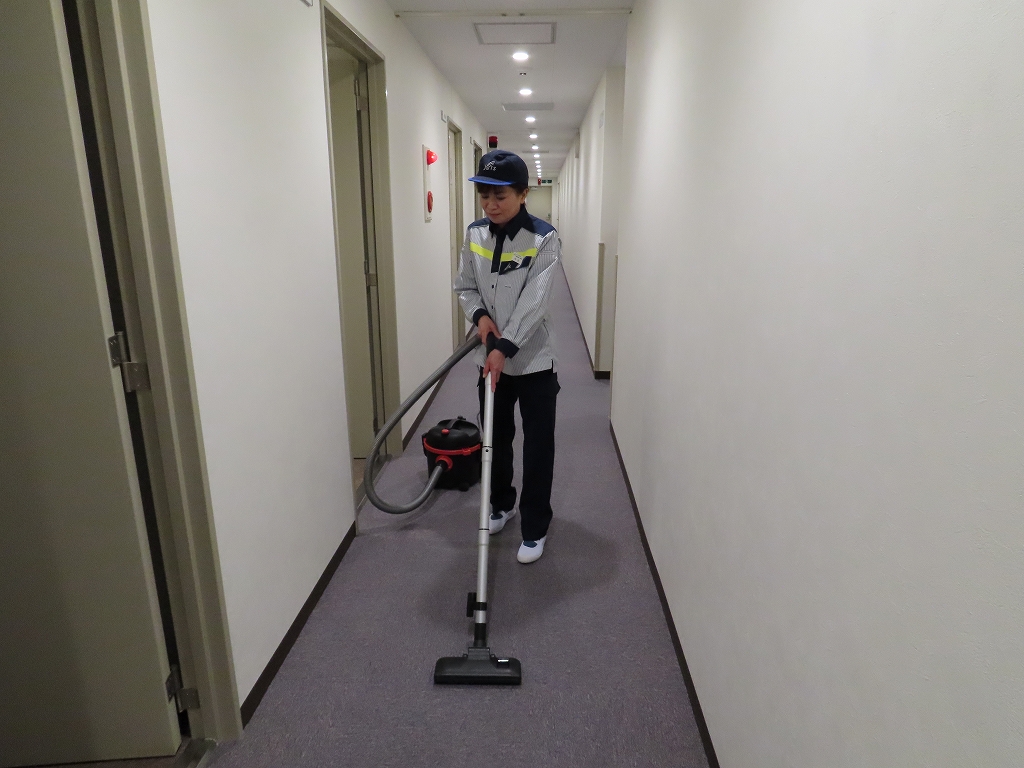 掃除機で廊下の床掃除をします。